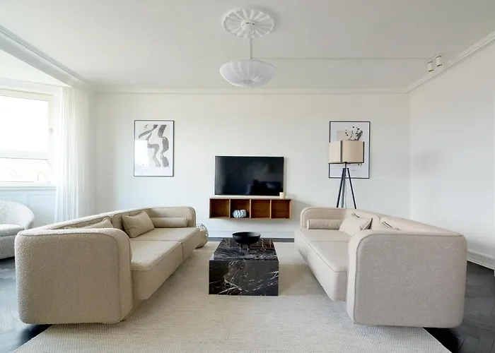 Beautiful 3 Bedroom Apartment Near Shopping & Metro