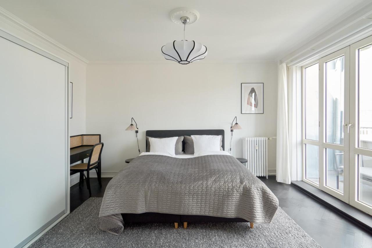 Beautiful 3 Bedroom Near Shopping & Metro Appartement